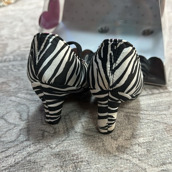 New - “Heelarious, Her First High Heels” Zebra print Kayla - Baby 0-6 Months - Picture 3 of 16
